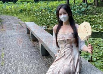 微密圈 – July芝岚的职业装私拍：一挂眼神，似乎在说“很忙”