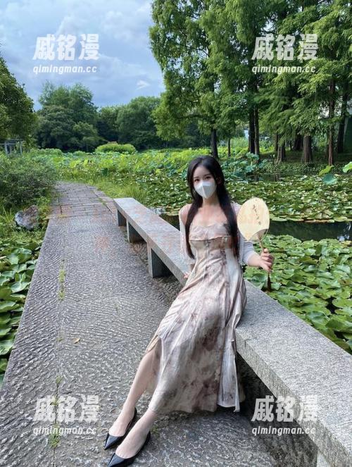 微密圈 - July芝岚的职业装私拍：一挂眼神，似乎在说“很忙”