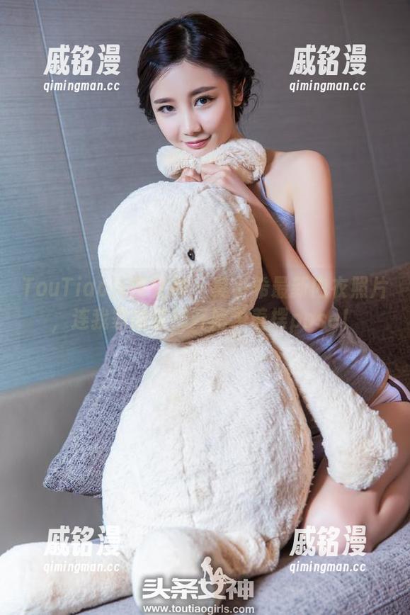 TouTiao头条女神 - 莫小希最新内衣照片，连我家的猫都开始学着摆pose！