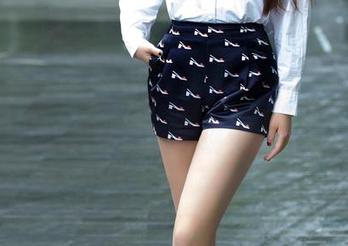 TuiGirl – 海浪轻拍，冯雨芝随意摆姿，高清美图模糊了现实边缘。