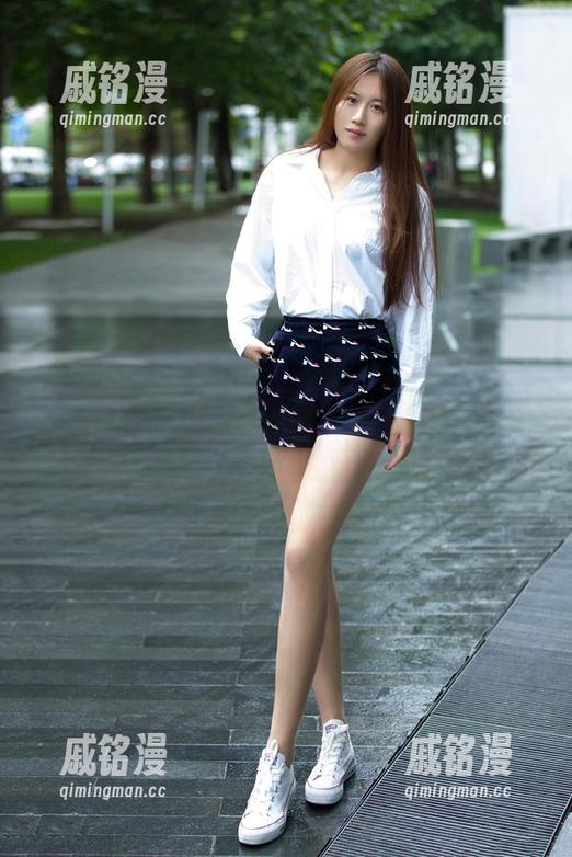 TuiGirl-冯雨芝 TuiGirl - 海浪轻拍,冯雨芝随意摆姿,高清美图模糊了现实边缘。