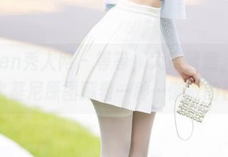 Xiuren秀人网 – 等等，大家留意，周慕汐的比基尼原图藏着一种…懒散的优雅？