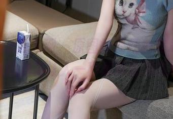 Xiuren秀人网 – 原图惊现红色鸳鸯，赤间菀枫的旗袍让人一秒想起春游的草地。