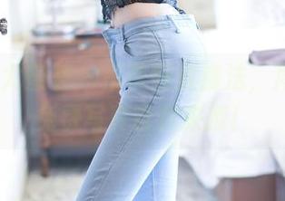 YouMi尤蜜荟 – 吊带拯救魔法，周思乔的免费写真等你来撩！