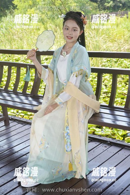 初夏女神-柒柒 初夏女神 - 柒柒的私拍:水手服?没错,连海鸥都想试试!