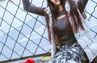 头条女神 – 高跟鞋下的世界，张梓柔的套图更新，愁云惨淡不过散步！