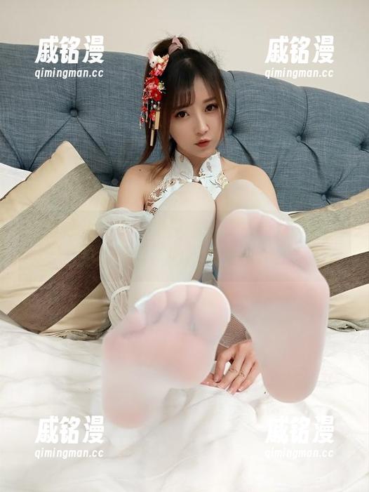 套图更新！小女巫露娜穿了那条灯光熠熠的亮片裙，肉丝又有何用？