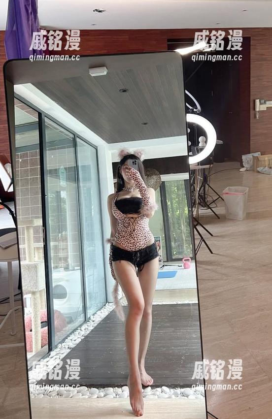 微密圈 - 原图中的小玉吃果冻在泳池里，照片闪烁着光芒，唔，似乎让我浮想联翩。