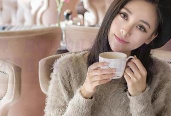 推女神 – 施忆佳的红裙美图分享：我真的不是在看裙子，而是在看…咳咳