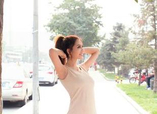 推女郎 – 黑丝搭配沙子，最新套图里透着丝滑的精致感！