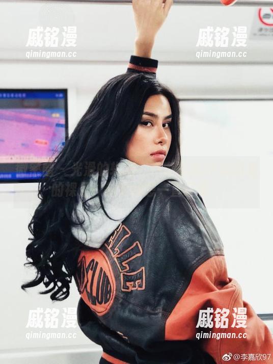 李嘉欣97 微密圈 - 光滑的轨迹——李嘉欣97美图里的裸足,越看越想一直盯着。