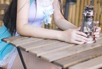 高清写真已上线，果团网让你发现“人比花娇”的无奈与心酸。