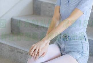 森萝财团 – 小夜的私拍，涞觅18D油亮灰丝，一种让你想随手抹脸的光泽，哈哈！