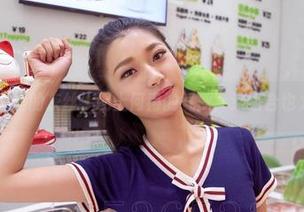 爱丝 – 资源里的灰丝，配上何冉的气质，这组合也太妙了吧。