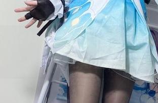 在白栎Shirly的私拍中，图片展示了裸足的无防备