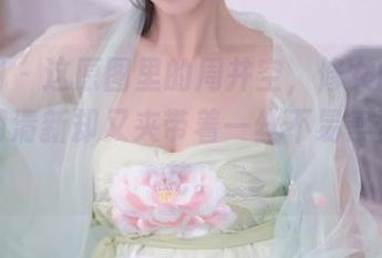 秀人网 – 这原图里的周井空，修女的姿态，明明清新却又夹带着一丝不易察觉的火花。