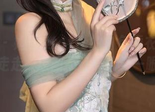 秀人网 – 妲己_toxic的白色睡衣：随意走走，原图不打码偷看一眼