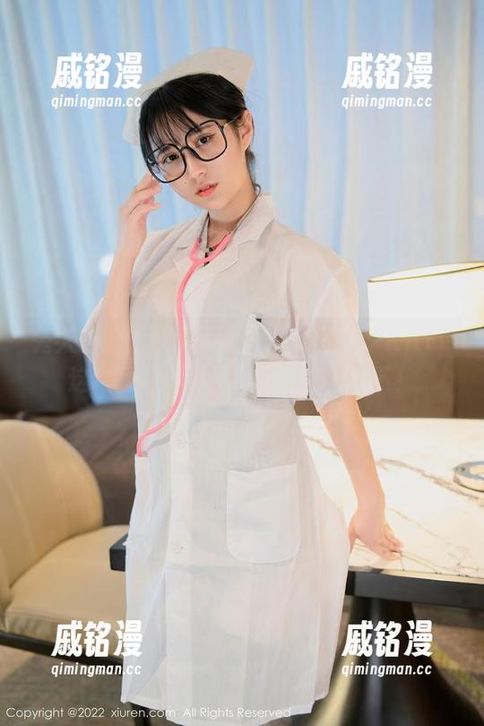 秀人网-小夕Kitty 秀人网 - 眼镜戴得漂漂亮亮,小夕Kitty这张图片绝对值得放大欣赏一下!