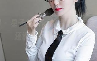 秀人网 – 星子柒kiki的甜心作品集，竟然还调皮地叫我舔屏？