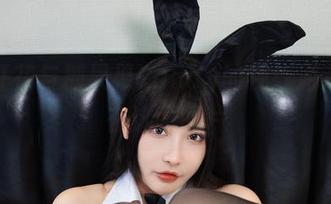 一场红花与糖果果Candy的视线游戏，尽在这张图片