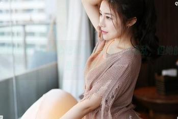 美媛馆 – 原图里，这温心怡秘书的桌面一片混乱，但她的气质倒是一如既往！