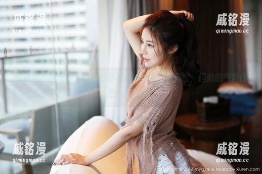 美媛馆-温心怡 美媛馆 - 原图里,这温心怡秘书的桌面一片混乱,但她的气质倒是一如既往!