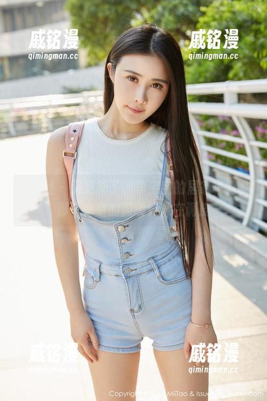 蜜桃社-李宝宝 蜜桃社 - 又更新了,李宝宝的居家写真,那个角落的照明好像在调皮
