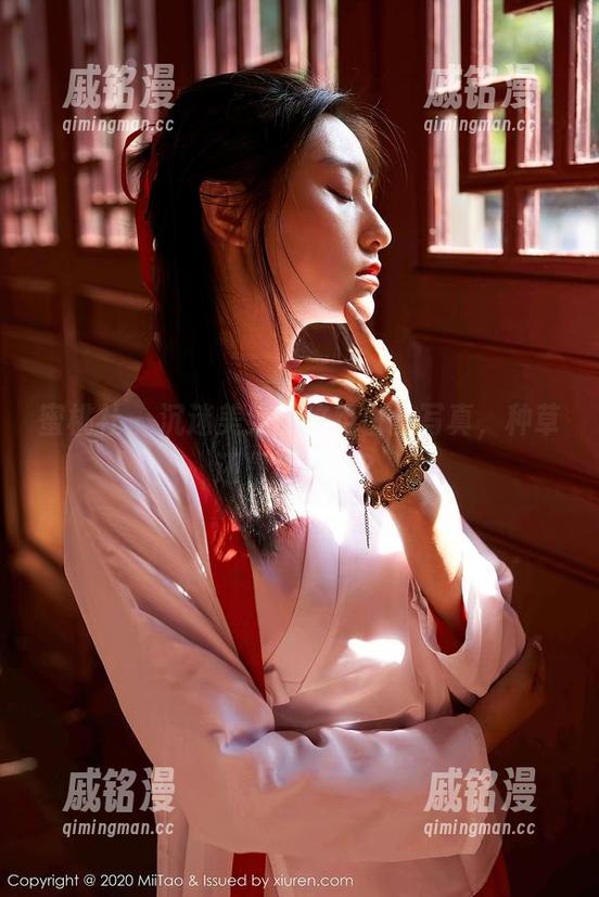 蜜桃社 - 沉迷美绪的这组白丝写真，种草还是被种了？