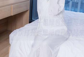 袜啵啵 – 小沫的这一组绿色丝袜写真，下载之后每次打开都想把自己包起来。