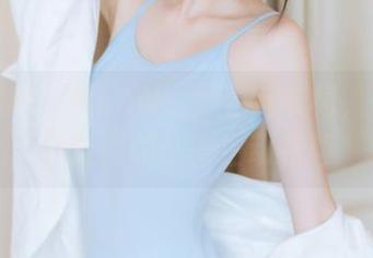 森林里的许岚LAN，穿着连衣裙，一出场就让图册变得生动有趣