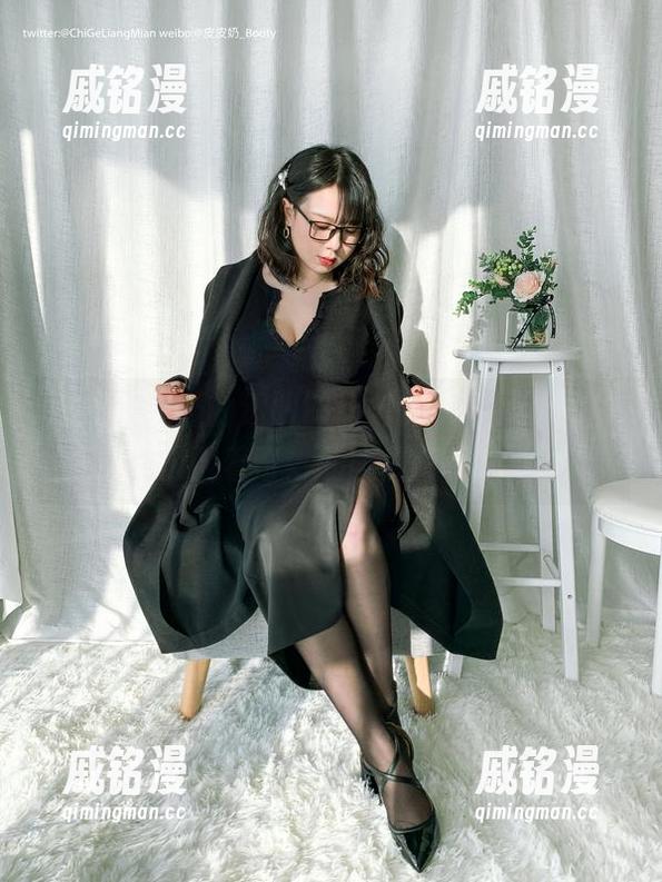 超皮皮皮奶的透明制服融入cos，让图片飘散着奇妙的幽默气息！