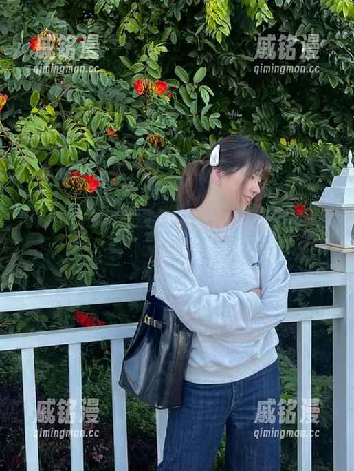闪月半 闪月半的白色美图,大概是想让我眯着眼睛看吧?