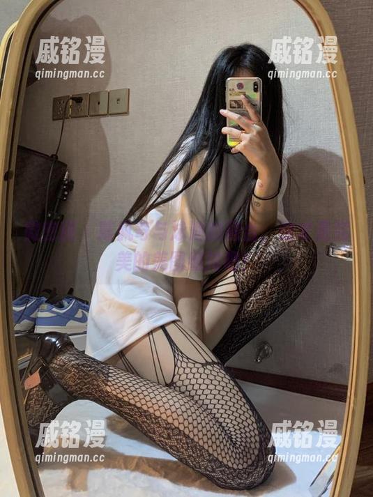 微密圈 - 陈佩奇与泳池的融合，这才是完美的美图编排吧！
