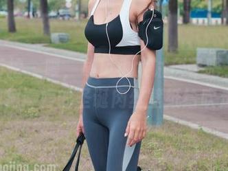 魔镜街拍 – 喂，寒风也太讨厌了吧，竟然想把婷婷的圣诞肉丝壁纸给吹走!