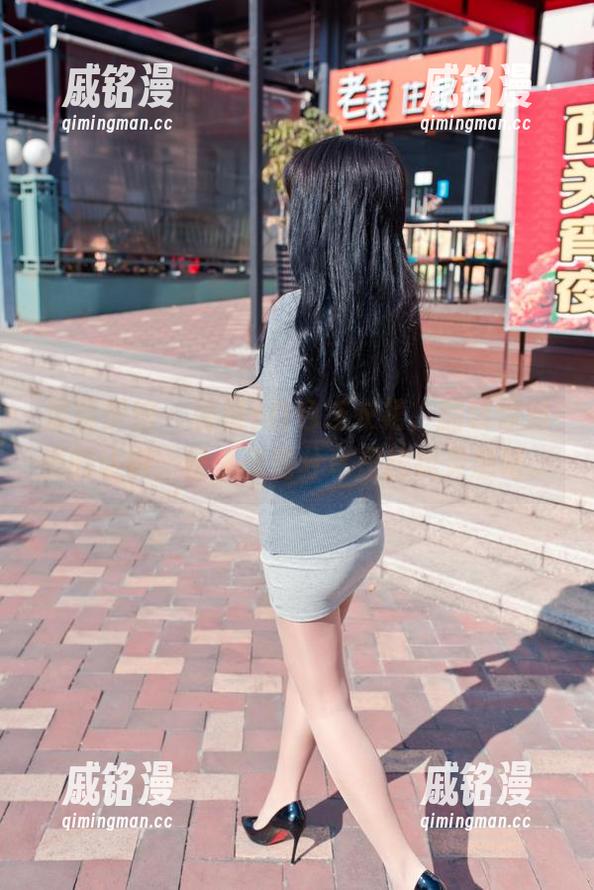魔镜街拍 - 楼楼+白色连衣裙，翻转你对美的认识，快来美图分享里找找灵感吧。