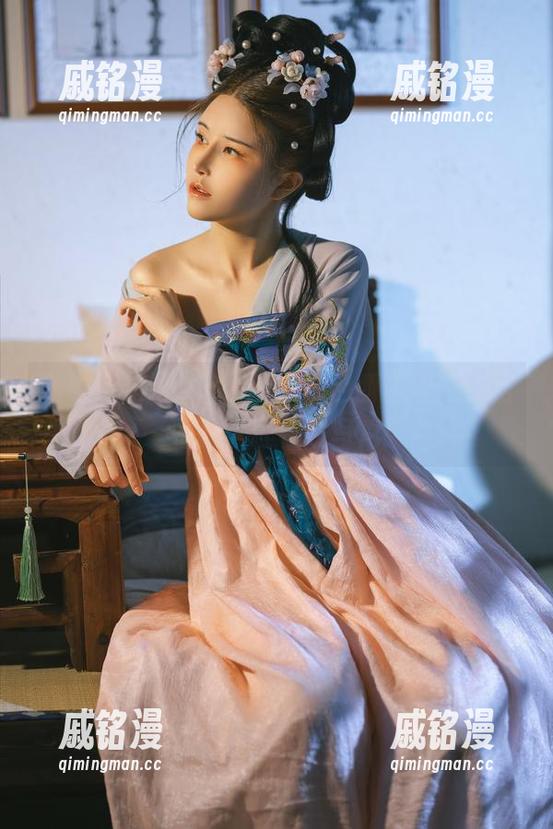 看吧，鹿八岁baby以黑色西里里的姿势不按常理在线写真